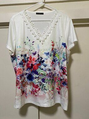 Just Fashion Now, white tunic w/multi-colored flowers & lace, size 2XL